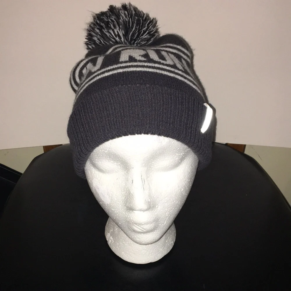 Apana RUN Pom Pom Winter Hat Gray and White EUC